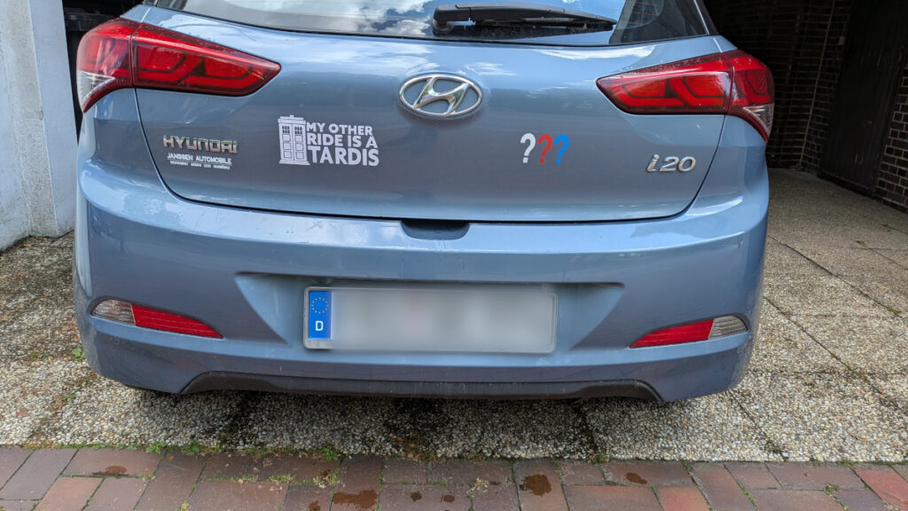 Autoheck mit Aufkleber "MY OTHER RIDE IS A TARDIS" und "???"