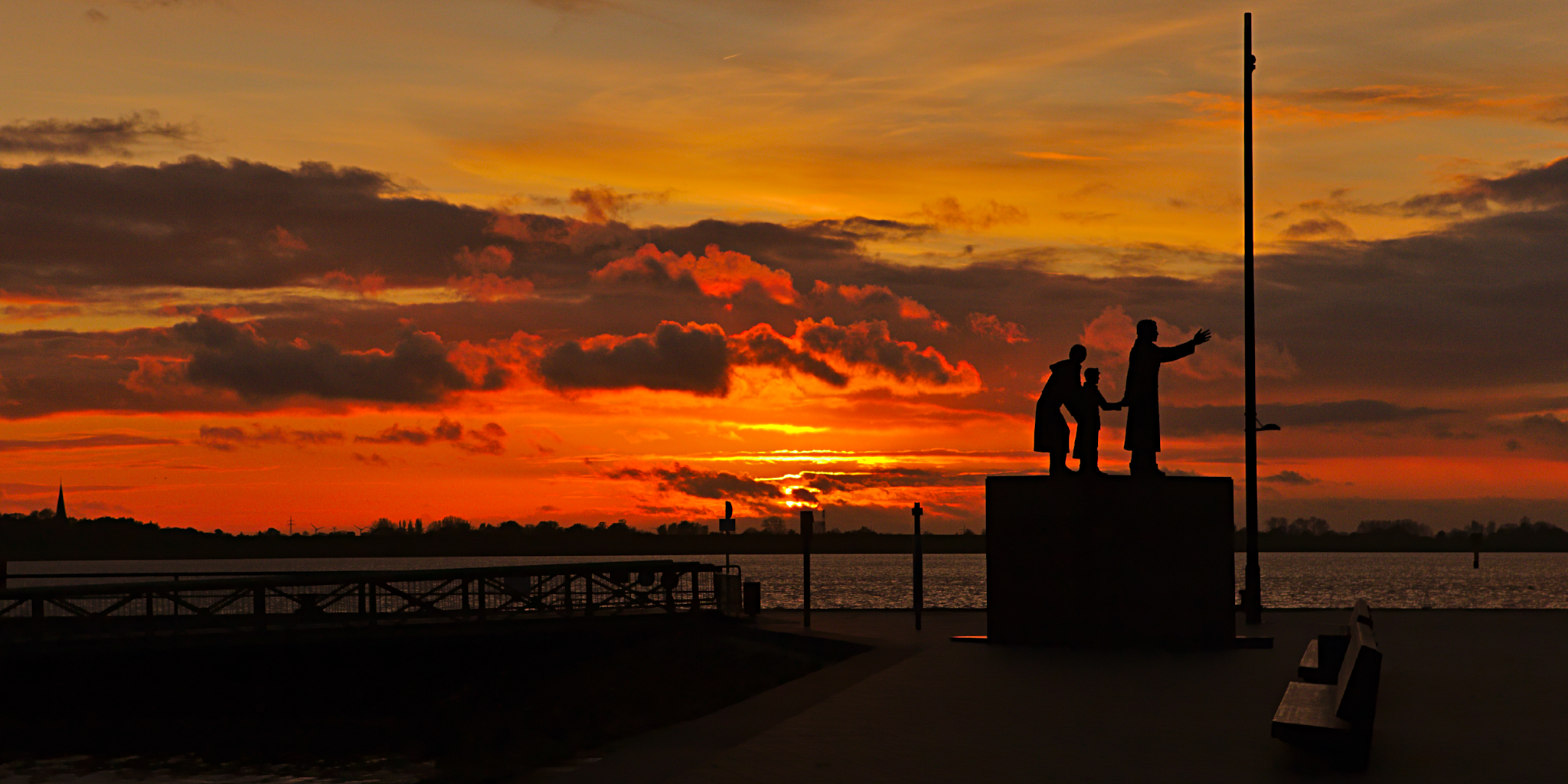 Sonnenuntergang am Auswandererdenkmal