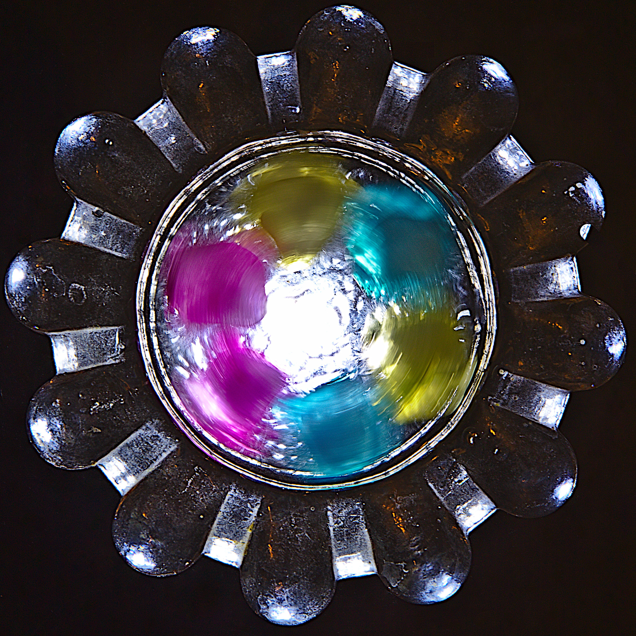 Bunte Würfel in Rotation