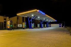 Ladestation bei Nacht